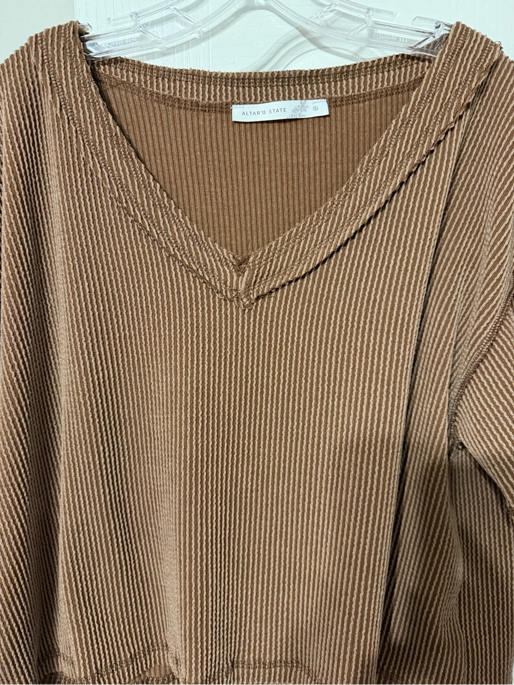 Altar'd State Ribbed V-Neck Tee in Warm Brown size small